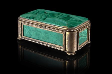 Scatola rivestita in malachite e argento dorato, profili e ghiera cordonati, pi