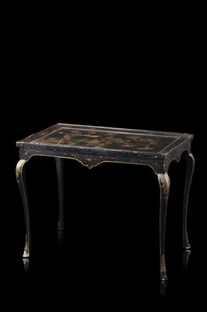 Tavolino in legno laccato a chinoiserie e dorature, piano decorato a volatili e