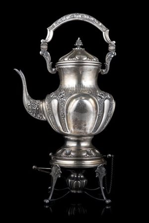 Samovar in argento con corpo sbalzato e cesellato a fiori, ansa sagomata