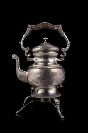 Samovar con fornelletto in argento parzialmente martellato, profili a palmette,