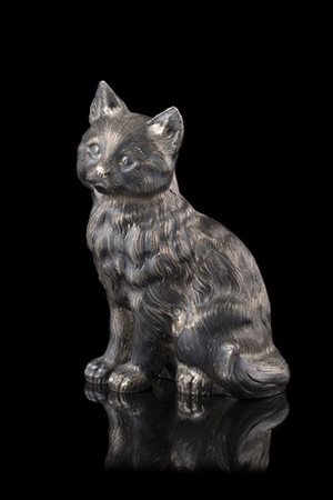 Scultura in argento sbalzato e cesellato raffigurante gatto. Titolo 800. Punzon