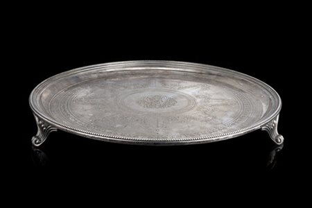 Salver in argento poggiante su tre piedi a ricciolo. Inciso, decorato a festoni