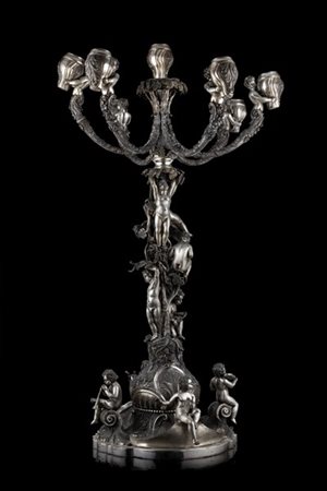 Candelabro in metallo argentato a sette luci con reggicandele e fusto decorati