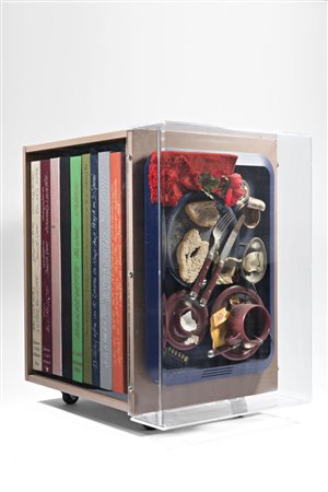 Daniel Spoerri , Galati 1930 , "Bookshelf" assemblage di libri, tazze, posate...