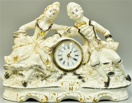 OROLOGIO DA TAVOLA in ceramica raffigurante scena galante h cm 37, lunghezza...