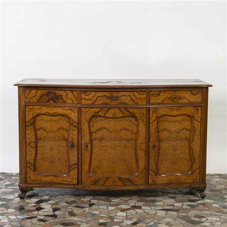 Credenza in noce a tre ante con cassetti