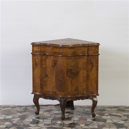 Piccola credenza angolare in noce