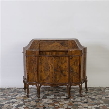 Credenza a due ante con ribalta, in noce