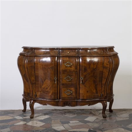 Credenza in noce con due ante e cassetti, fronte e fianchi mossi