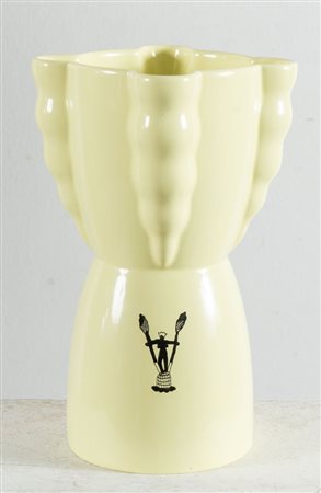 UGO LA PIETRA (Bussi sul Tirino 1938) Vaso-scultura in ceramica. Cm 30,5xØ20....