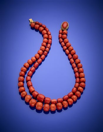 Collana a scalare a due fili di barilotti di corallo rosso, con chiusura in oro