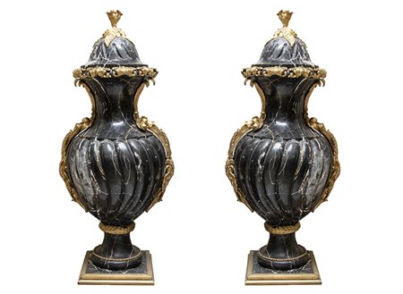 Coppia di colonne con vasi in marmo - Francia, XX secolo