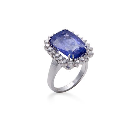 Anello in oro bianco con tanzanite e brillanti