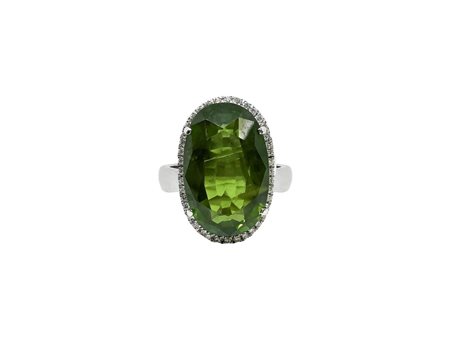 Anello in oro bianco 750 con peridoto 28,90 Kt e diamanti taglio brillanti 0.60 Kt