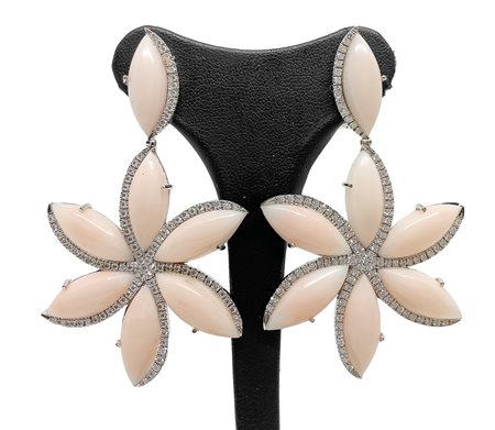 Orecchini in oro bianco 750 con corallo rosa a forma di fiore e diamanti taglio brillanti 2.50 Kt