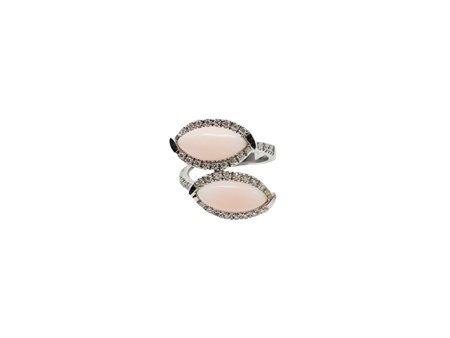 Anello contrariè in oro bianco 750 con corallo rosa e diamnti taglio brillanti 0.50 Kt