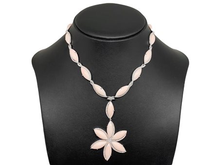 Collana in oro bianco 750 con pendentif a forma di fiore in corallo rosa e diamanti taglio brillanti 3,50 Kt