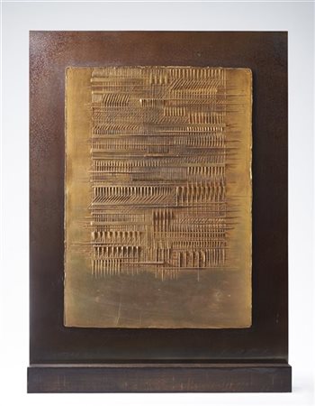 Arnaldo Pomodoro "Lettera B" 1976
bronzo dorato
cm 45x35
Firmato e numerato p.a.