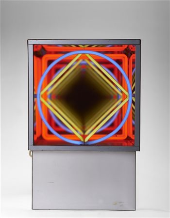 Paolo Scirpa "Ludoscopio n. 47" 1980
installazione luminosa
cubo cm 31x31x31; h