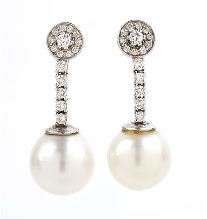 Orecchini pendenti in oro bianco, diamanti e perle australiane  