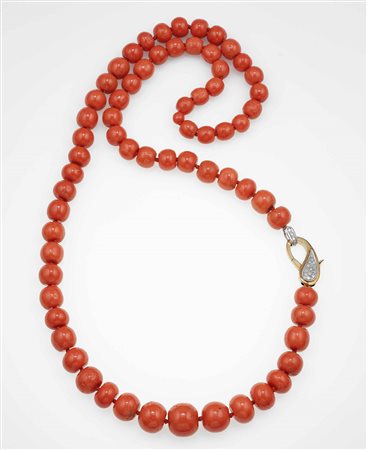 Collana lunga con boules di corallo