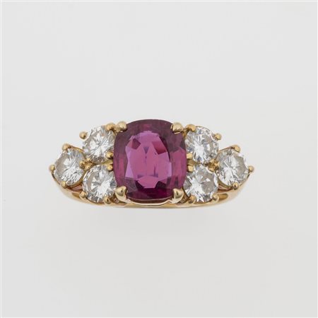 Anello con rubino Thailandia di ct 1.81 circa e diamanti taglio brillante per ct 1.00 circa