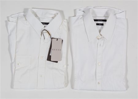 GUCCI Lotto composto da due camicie in cotone bianco. Riportano taglia 37....
