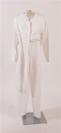 HERMÈS Completo composto da casacca e pantalone in lino bianco. Ciascun...