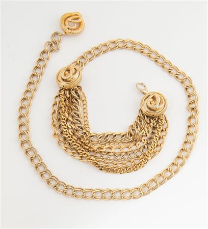 ANONIMO Cintura in metallo dorato realizzata a catena con dettagli lavorati....