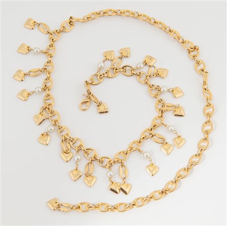 ANONIMO Cintura in metallo dorato realizzata a catena e arricchita con charms...