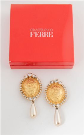 GIANFRANCO FERRÈ Orecchini a clip in metallo dorato realizzati a medaglione...