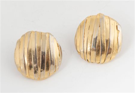 UGO CORREANI Orecchini a clip di forma sferica in metallo dorato e lavorato....