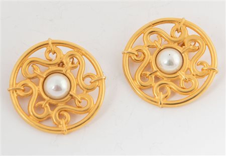 CELINE Orecchini a clip in metallo dorato centrati da perla sintetica....