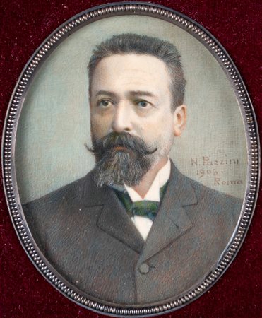 Norberto Pazzini (Verucchio, 1856 - Roma, 1937) 
Ritratto di gentiluomo 
miniatura a sesto ovale cm 9,5x7,5 - in cornice cm 23x21