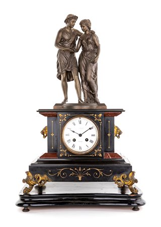  
Orologio in marmo nero con figure scultoree in bronzo sulla sommità, Palermo, fine del XIX secolo 
 cm 59x38x22