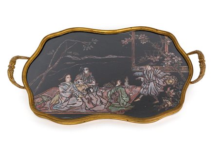  
Piccolo vassoio sagomato in legno laccato e bronzo, XIX secolo 
 cm 48x29