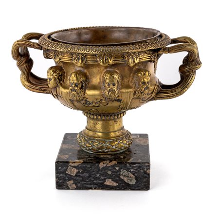  
Piccolo vaso Warwick in bronzo dorato, XX secolo 
 cm 16x21x14