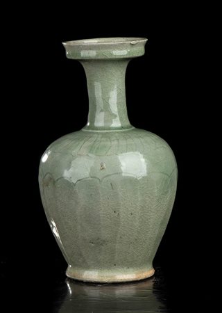 VASO A BOTTIGLIA IN CERAMICA CON INVETRIATURA CÉLADON E DECORO INCISO
Corea, periodo Goryeo, XIII secolo