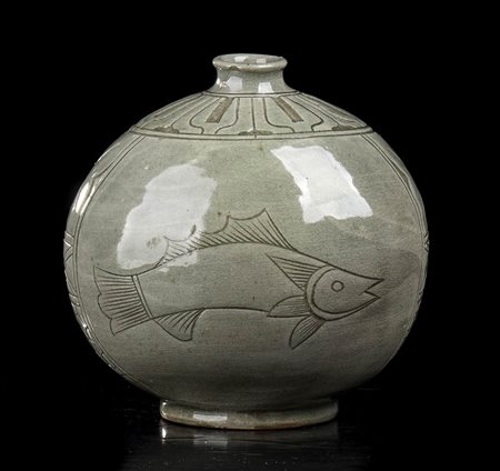 VASO GLOBULARE IN CERAMICA CON INVETRIATURA CÉLADON E DECORO INCISO  
Corea, periodo Joseon, XV secolo (?)