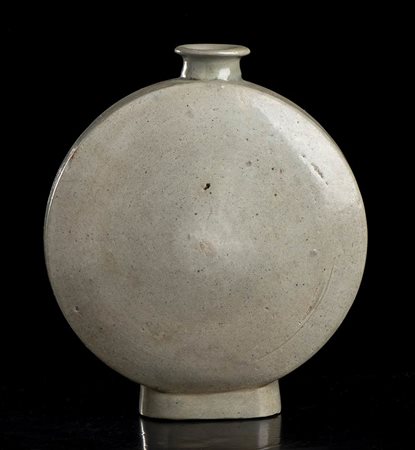 FIASCA CIRCOLARE IN CERAMICA CON INVETRIATURA CÉLADON
Corea, dinastia Joseon, XVI-XVII secolo