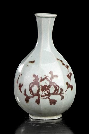 VASO A BOTTIGLIA IN PORCELLANA INVETRIATA CON DECORO IN ROSSO DI RAME
Corea, periodo Joseon, XVIII-XIX secolo