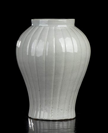 VASO A BALAUSTRO IN PORCELLANA  INVETRIATA
Corea, periodo Joseon, XVIII secolo