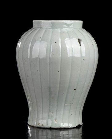 VASO A BALAUSTRO IN PORCELLANA INVETRIATA
Corea, periodo Joseon, XVIII secolo