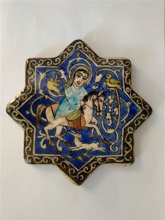 PIASTRELLA IN CERAMICA INVETRIATA E DIPINTA IN POLICROMIA
Persia, Qajar, XIX secolo