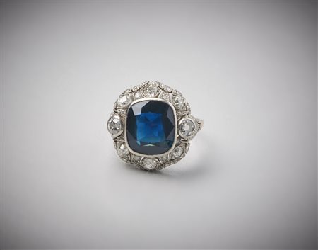  . - Anello in platino con zaffiro taglio a cuscino di circa 7,00 carati e diamanti bianchi  di circa 0,70 carati.
.