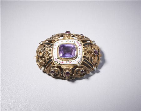  . - Spilla in argento con ametista centrale di circa 12 ct taglio a cuscino incastonata in porcellana decorata con smalti policromi e piccole ametiste. .