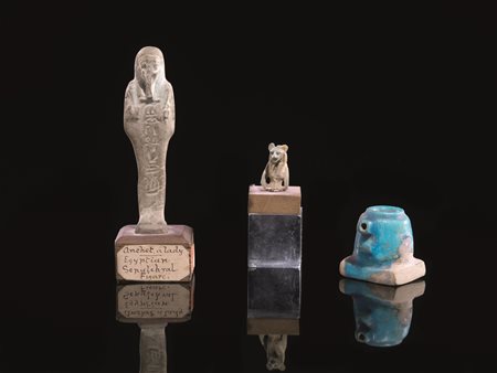 Ushabti e due oggetti in faienceMateria e tecnica: faience egiziana verde...