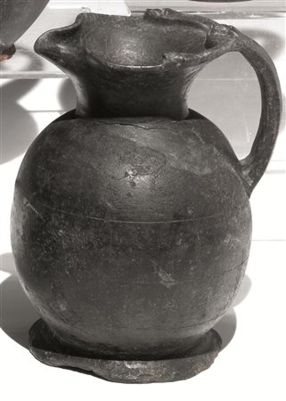 Oinochoe in bucchero pesanteMateria e tecnica: bucchero nero lucidato a...