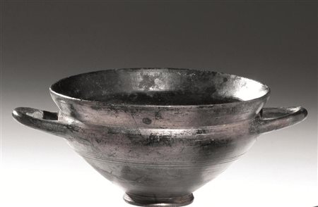 Kylix skyphoide in bucchero Tipo Rasmussen 1979, 1c Materia e tecnica:...