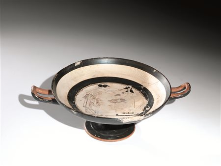 Kylix atticaTipo A Materia e tecnica: argilla figulina arancio; vernice nera...